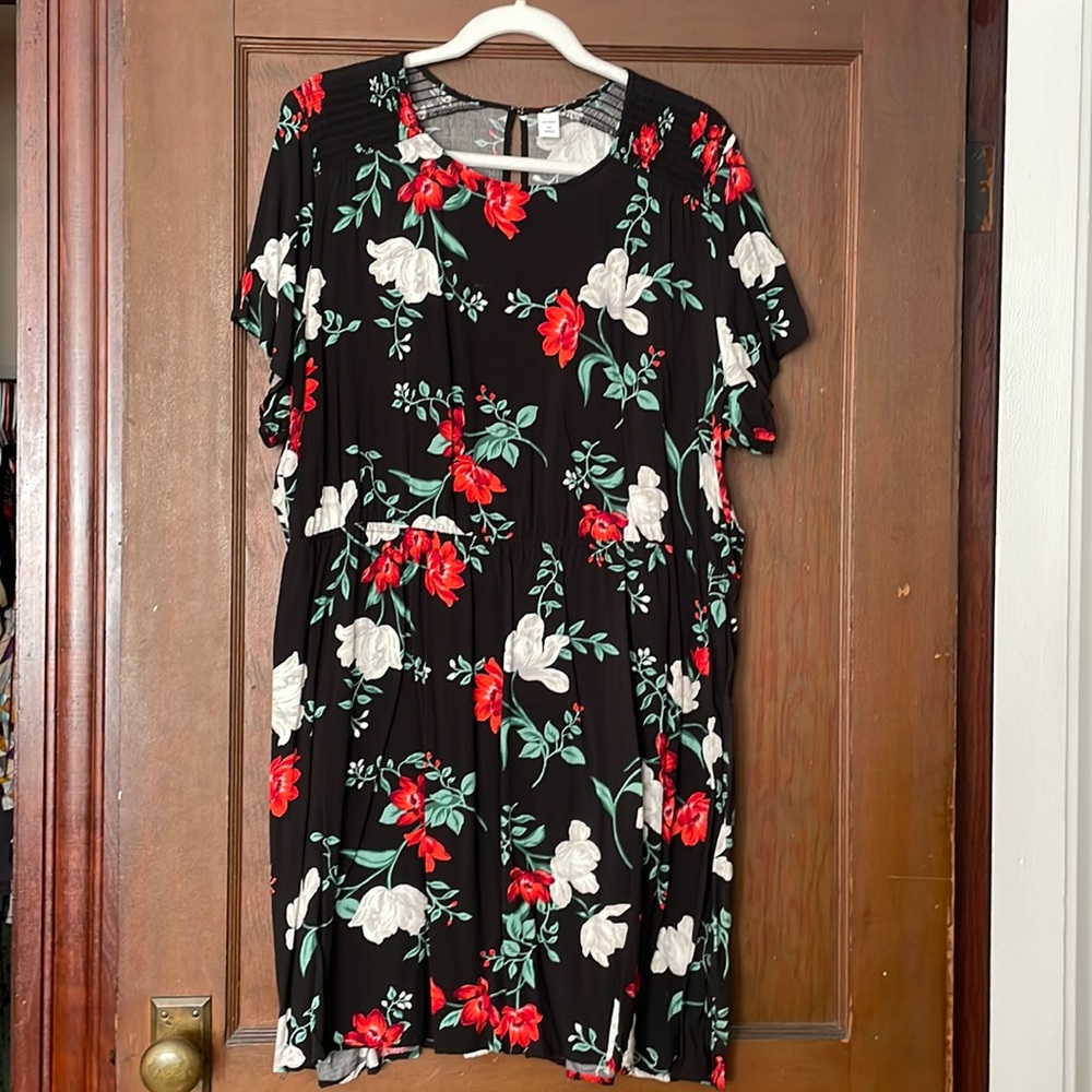 Comfy, flattering floral dress 🖤🤍❤️💚